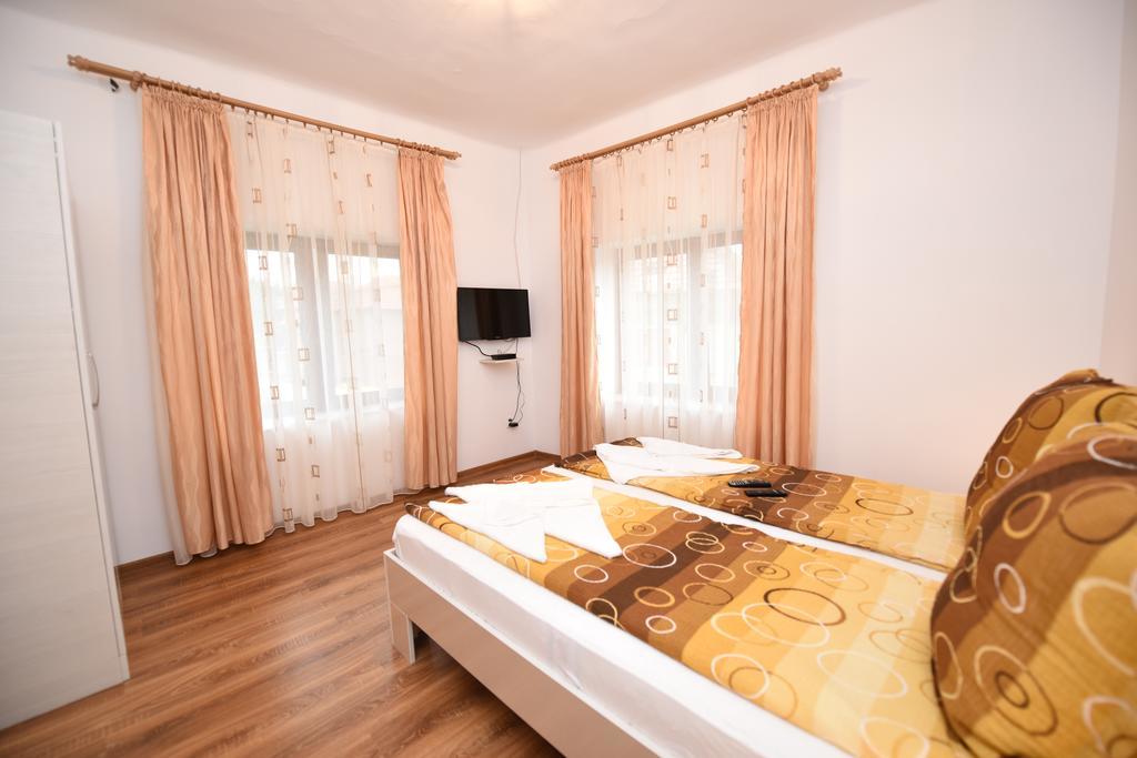 Hotel Casa Para Haţeg Esterno foto